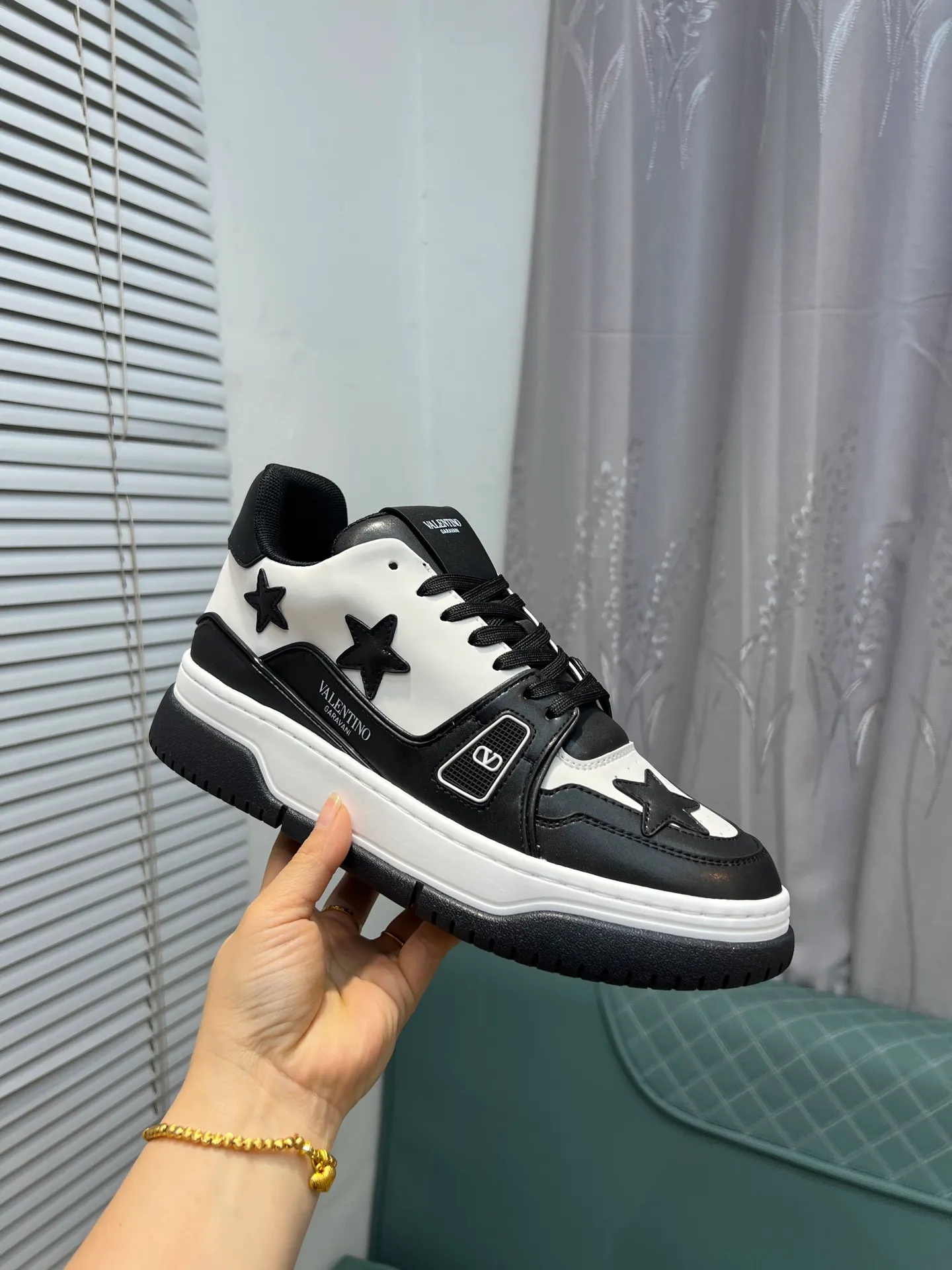 Men's Men's Shoes 💰660 Valentino 2023 early autumn new star shoes are now online! Wang Hedi and Ren Jialun have been worn by many celebrities. Who can refuse the same couple shoes as Wang Hedi! The design of Stars Stab My Heart is cool and spicy. The material of the shoes is cowhide, and every color is beautiful! Size 35-40, men’s size 39-44 (women’s 41, men’s 38, 45🉑️customized)